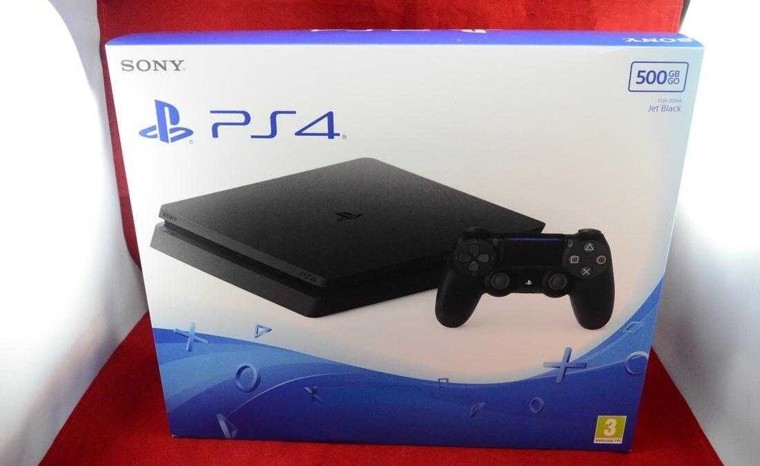 Коробка с PS4 Slim