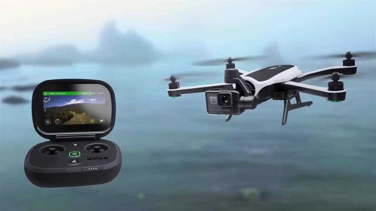 Квадрокоптер Karma от GoPro в полете с пультом управления