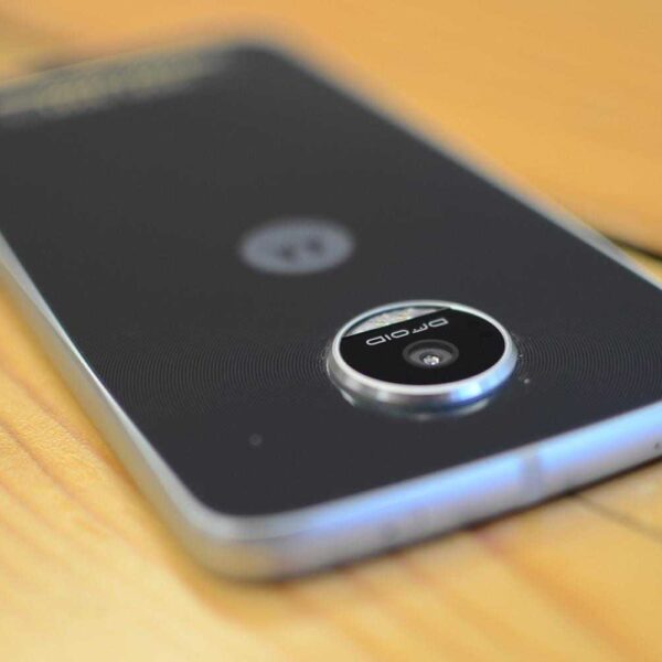 moto z play droid and hasselblad mod 1500x1000 1