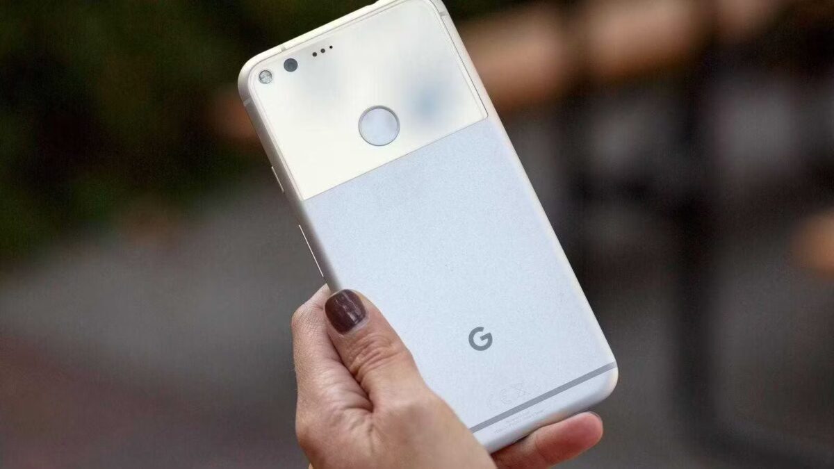 Рука держит смартфон Google Pixel с задней панелью