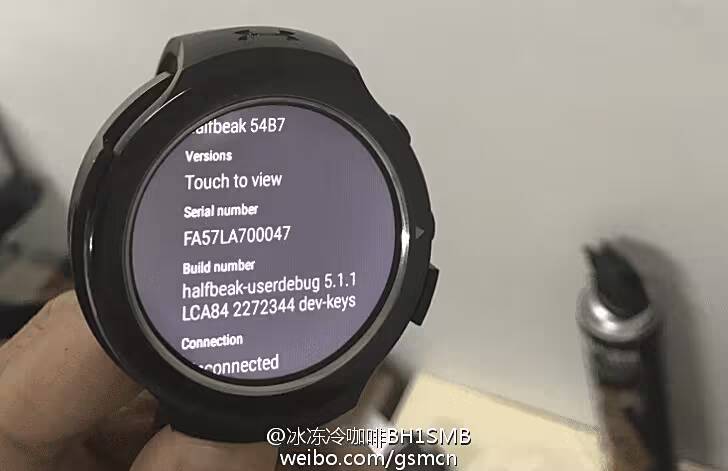 "Живые" фото новых умных часов HTC Halfbeak 1 Смартфон Motorola Edge 70 Fusion спереди и сзади
