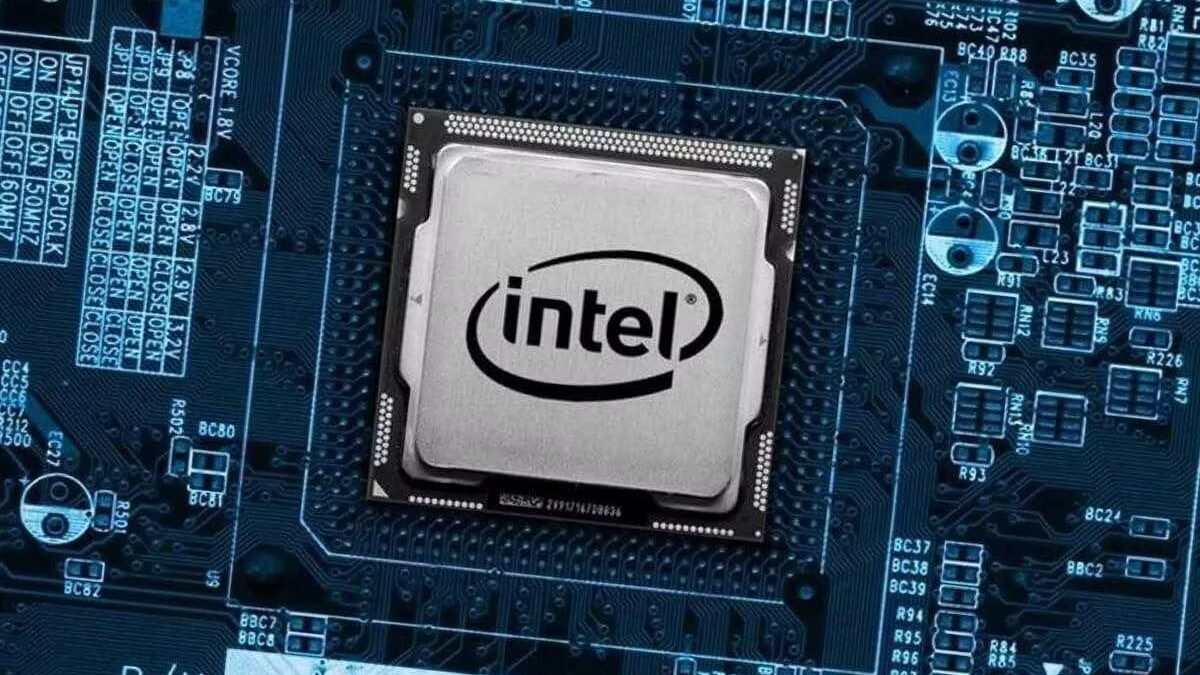 Центральный процессор Intel на материнской плате с голубым цветом
