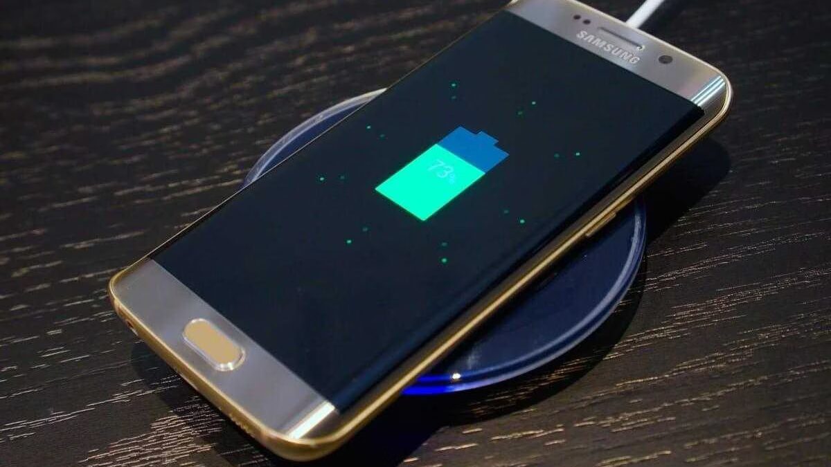Смартфон Samsung Galaxy S8 на беспроводной зарядке