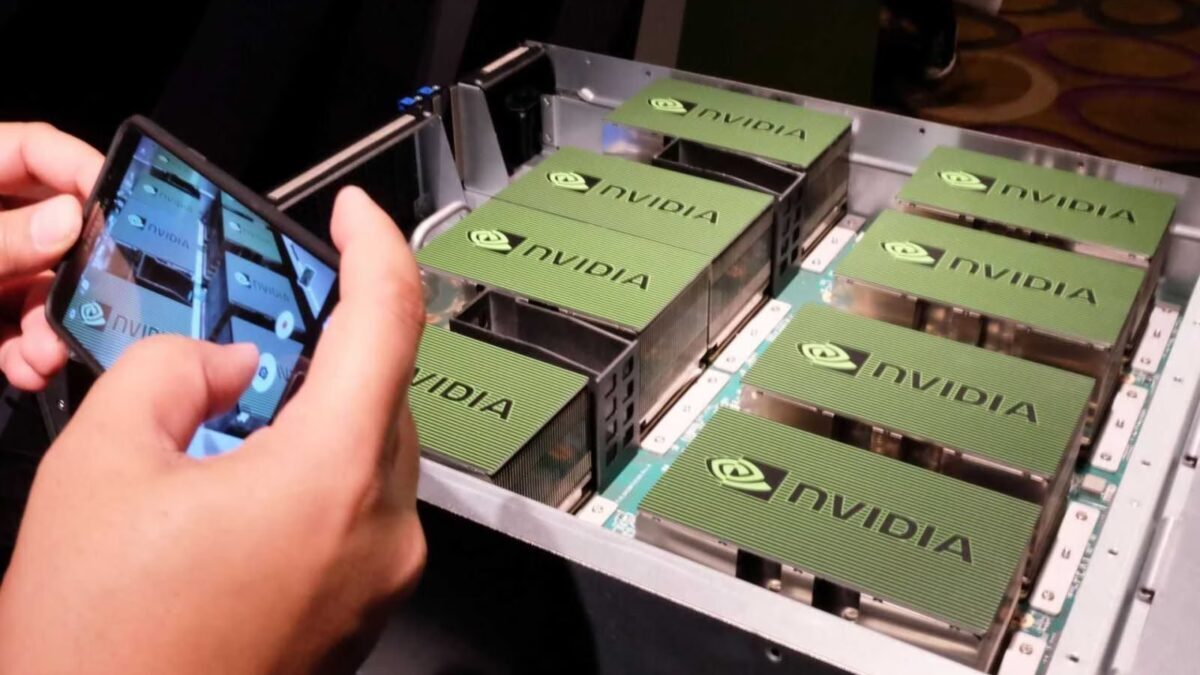Человек фотографирует плату с NVIDIA DGX-1 в серверном корпусе
