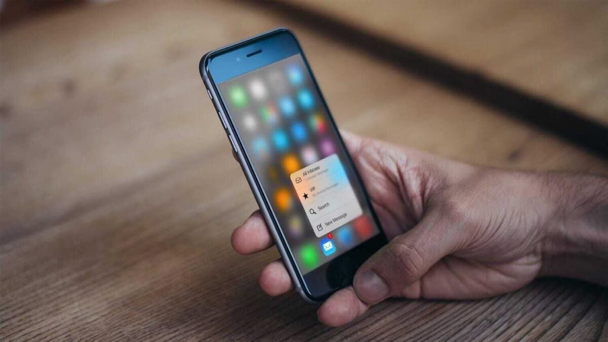 Смартфон iPhone 8 с открытым меню приложений на экране