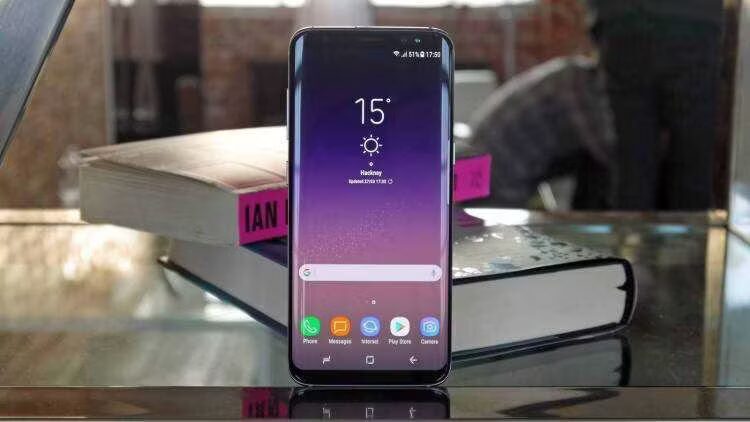 Смартфон Samsung Galaxy S8 с экраном и интерфейсом