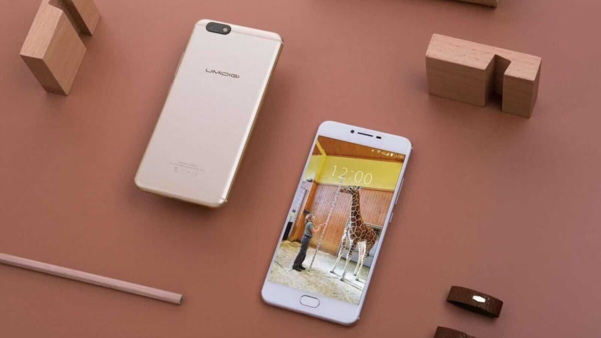 UMIDIGI смартфон и деревянные блоки на столе