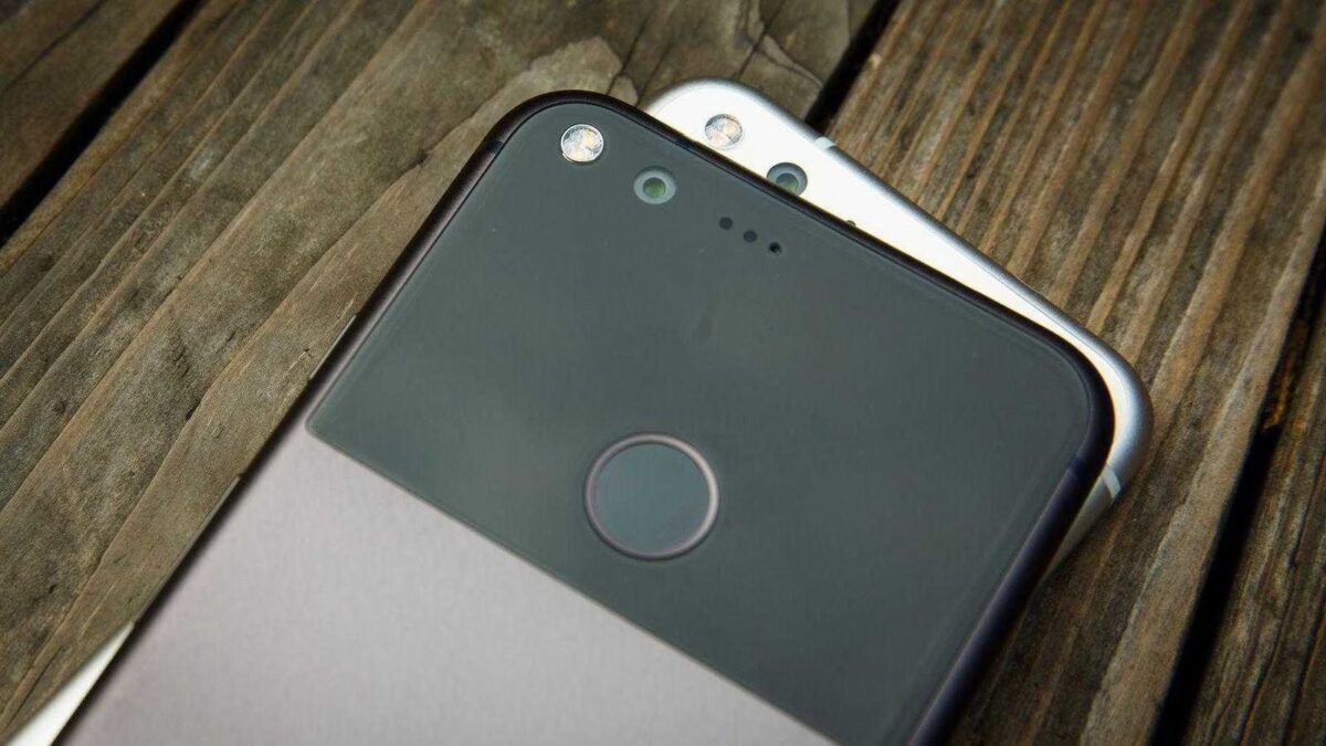 Смартфон Google Pixel с сенсорной кнопкой и камерой спереди