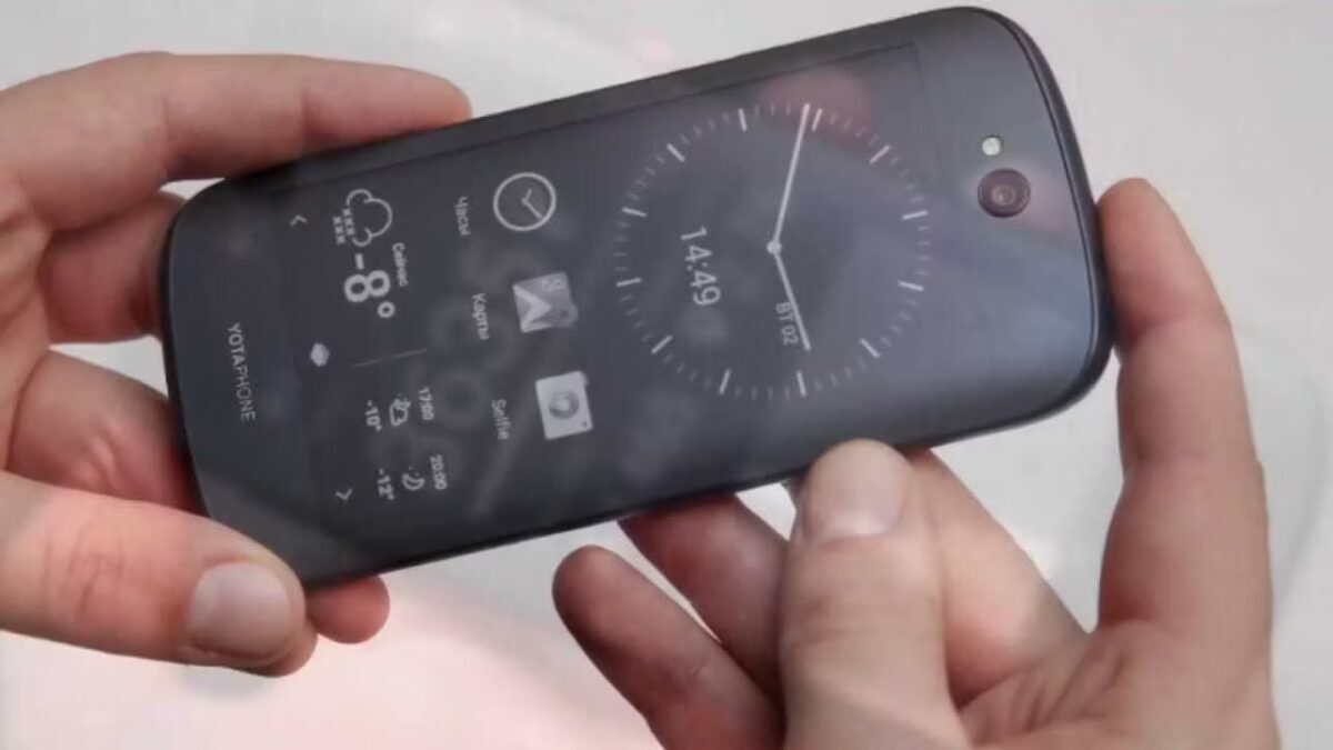 Смартфон YotaPhone 3 с дисплеем и камерой из угла