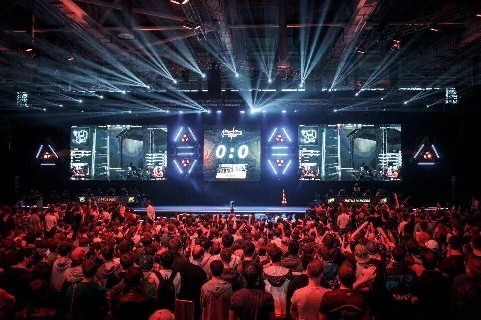 Большой экран в центре сцены с таймером и логотипом CS:GO