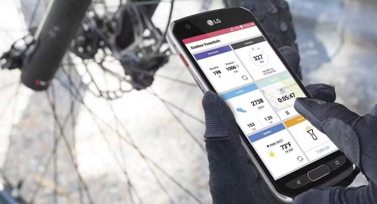 Смартфон LG с перчатками и велосипед
