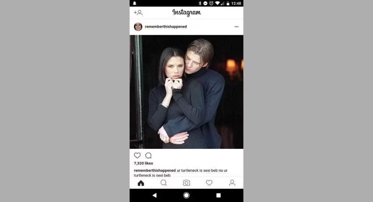 Смартфон с открытым приложением Instagram