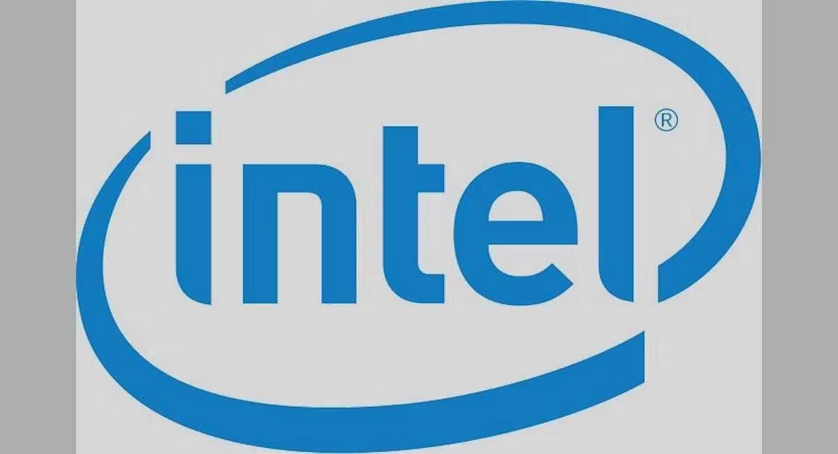 Логотип компании Intel на белом фоне