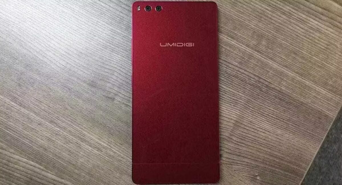 Смартфон UMIDIGI красного цвета на столе