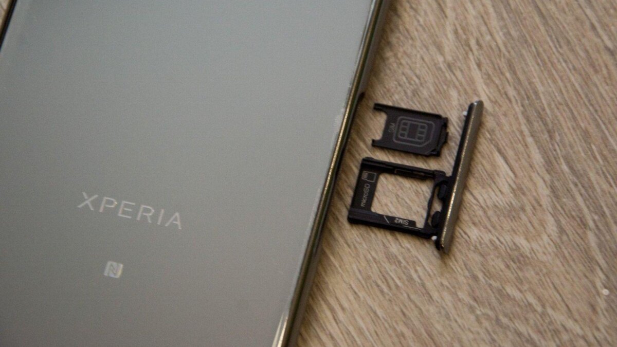 Слот SIM и карты microSD в Sony Xperia XZ Premium