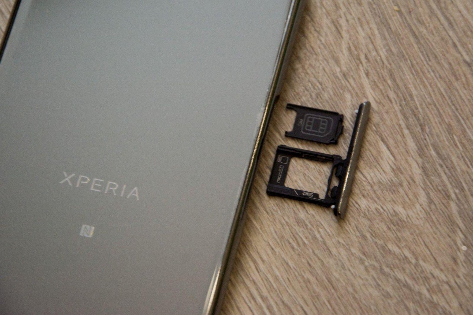 Обзор Sony Xperia XZ Premium. Лучший телефон лета 21 Слот SIM и карты microSD в Sony Xperia XZ Premium