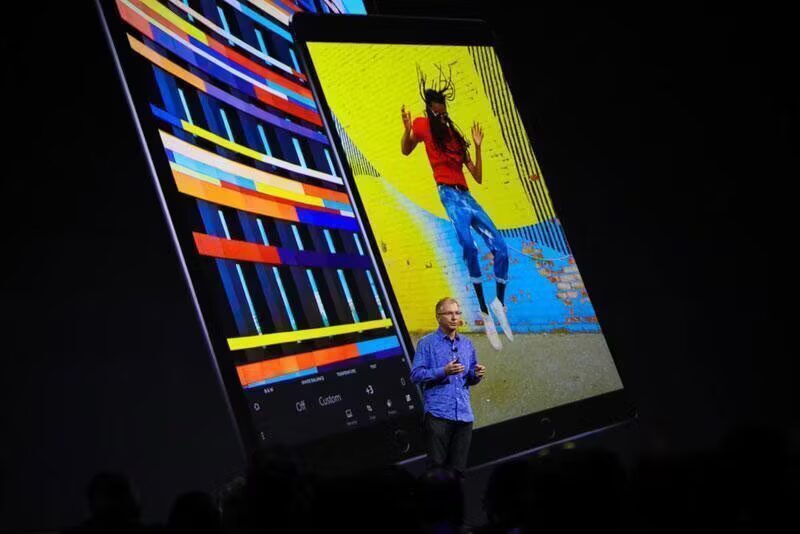 Представление iPad Pro с крупным дисплеем и графическим интерфейсом