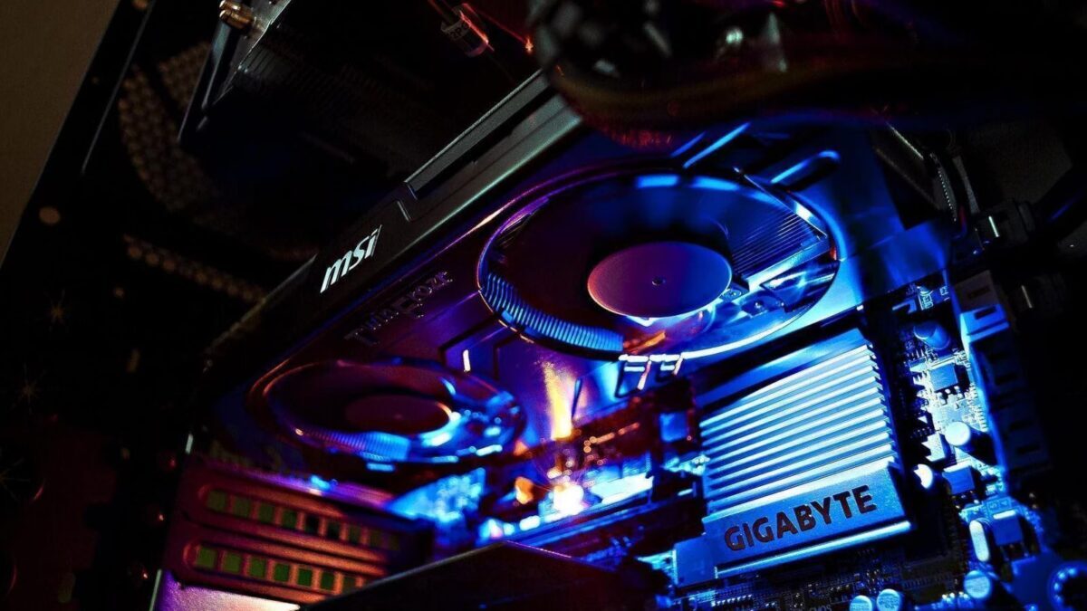 Видеокарта MSI с подсветкой и охлаждением внутри компьютера