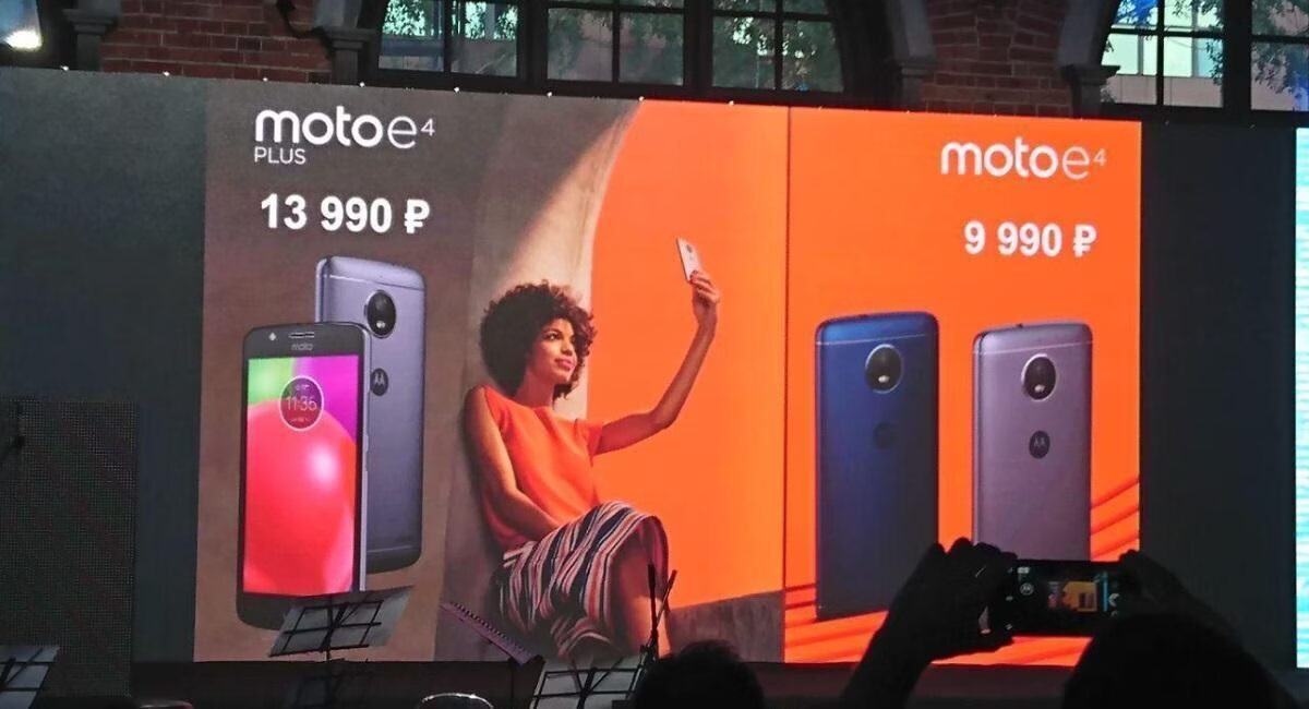 Рекламный стенд с телефонами Moto E4