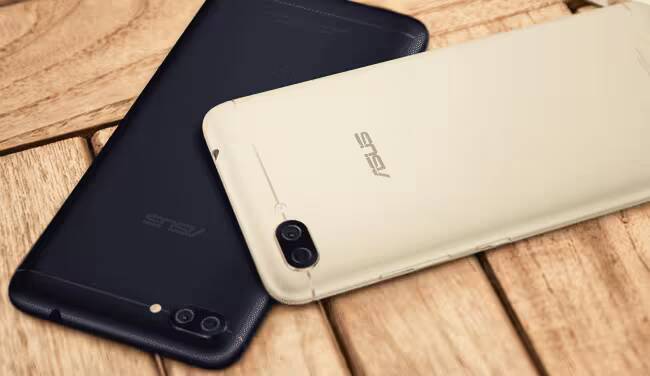 Два смартфона ASUS ZenFone 4 Max на деревянной поверхности сзади