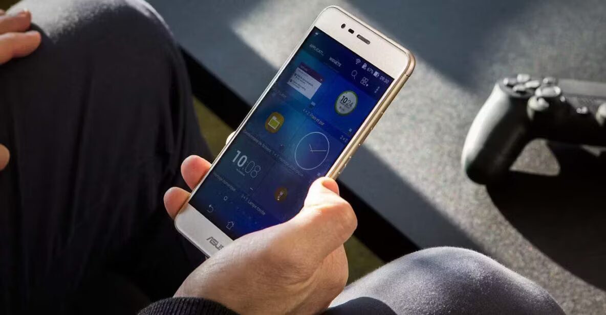 Человек держит смартфон ASUS ZenFone 4 Max