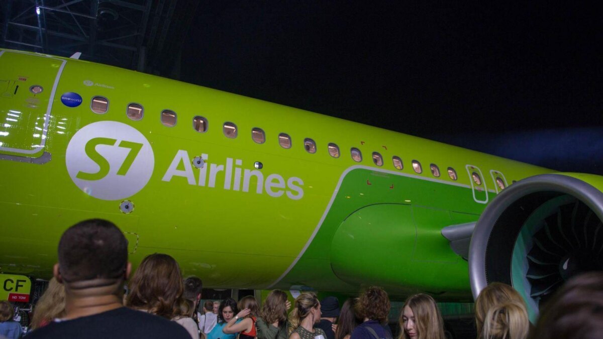 Вид сбоку на Airbus 320neo