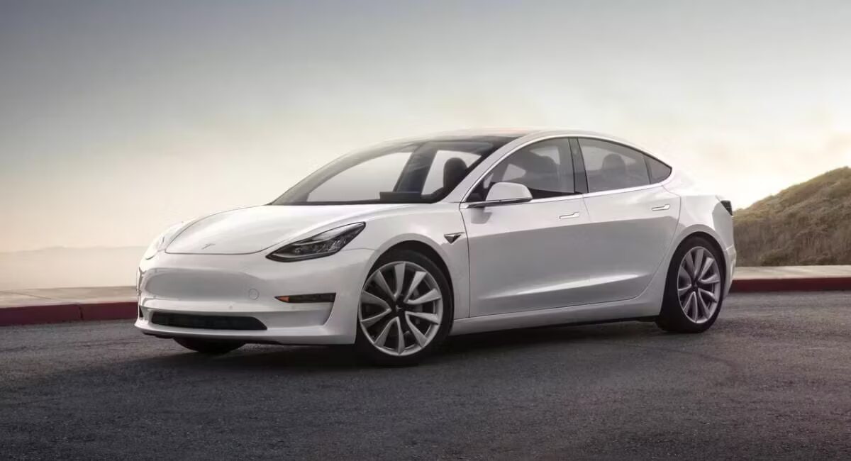 электромобиль Tesla Model 3