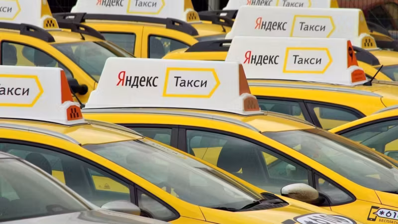 Группа желтых такси Яндекс.Такси с верхними знаками