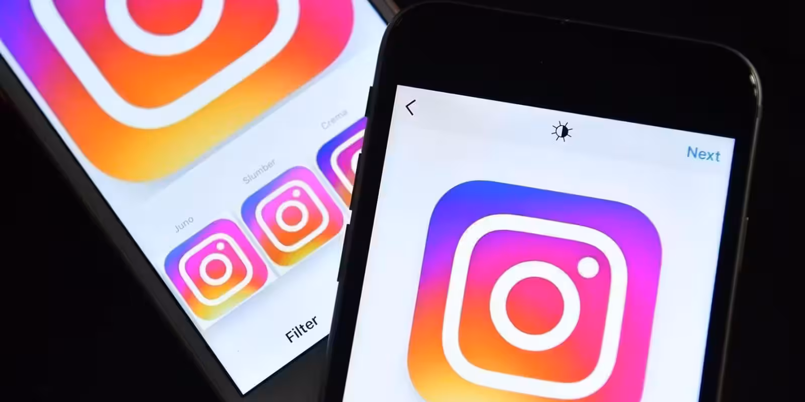 Экран смартфона iPhone с приложением Instagram на фоне другого телефона