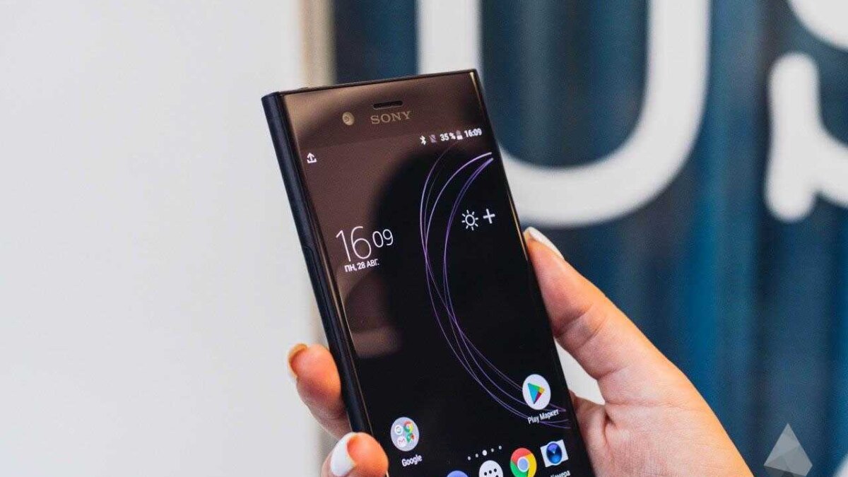 Sony Xperia XZ1 в руке