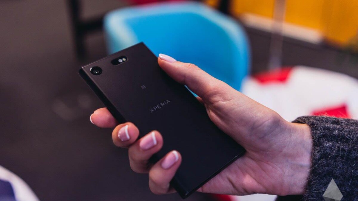 Sony Xperia XZ1 Compact в руке