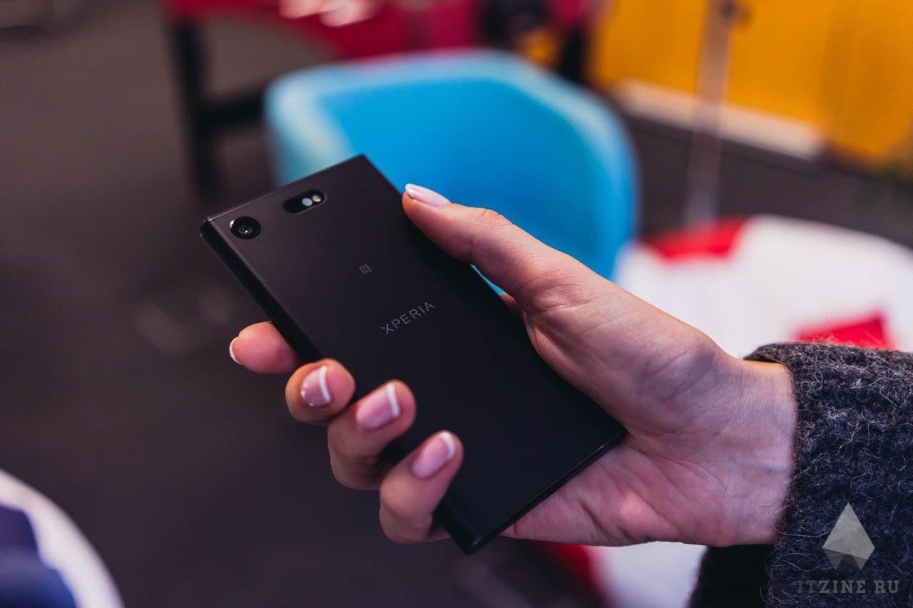 Sony Xperia XZ1 Compact в руке Sony Xperia XZ1 Compact в руке