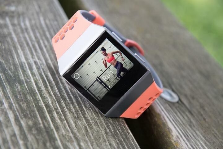 Умные часы Fitbit Ionic с экраном и спортивным дизайном