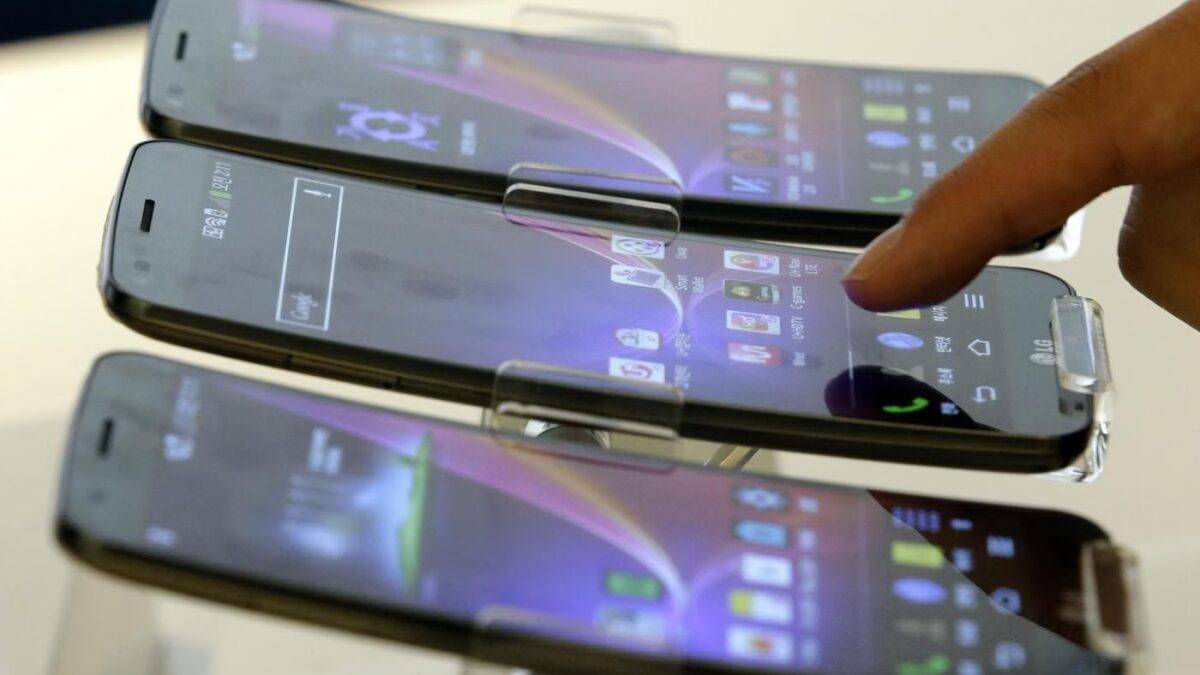 Показаны три смартфона LG с дисплеями P-OLED вблизи