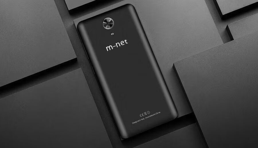 Задняя панель смартфона Power 1 с логотипом m-net и камерой