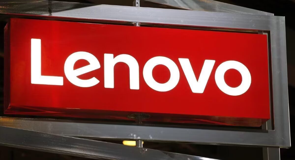 Логотип Lenovo на красном фоне