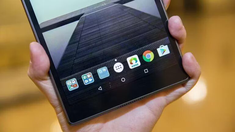 Смартфон Lenovo Tab 4 с черной рамкой и экраном