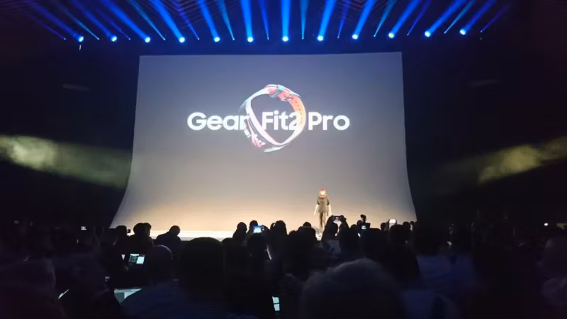 Презентация нового браслета Samsung Galaxy Fit2 Pro на сцене