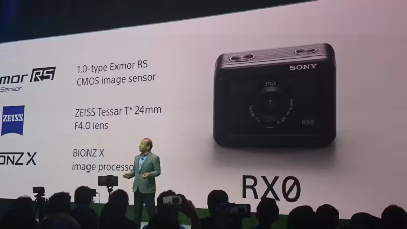 Миниатюрная камера Sony RX0 на презентации с крупным планом