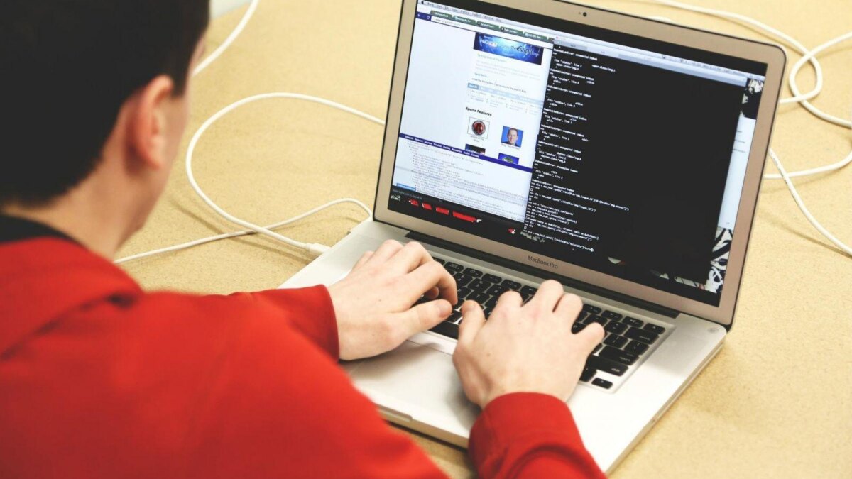 Apple ищет талантливого инженера при помощи зашифрованной вакансии 2 programming 593312 1920
