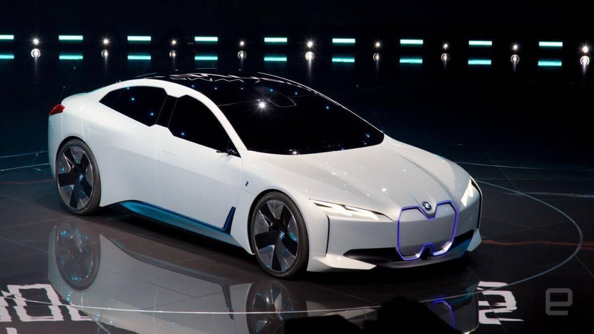 Концепт электромобиля BMW i Vision Circular на выставке с гладким дизайном и аэродинамическими линиями