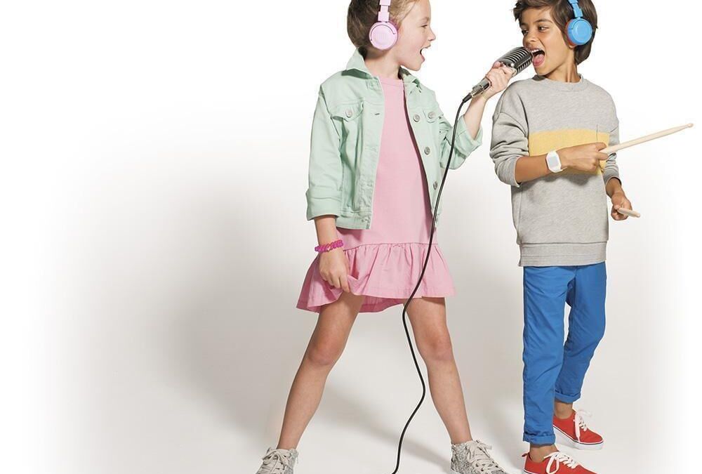 Две девочки поют с портативной колоночкой Harman