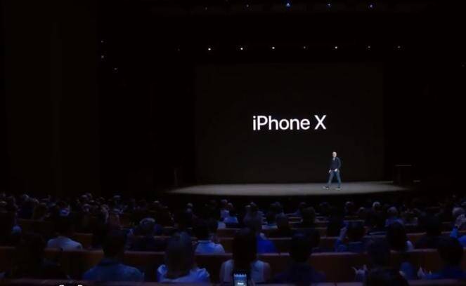Apple презентовала iPhone 8, iPhone 8 Plus и iPhone X 9 Презентация нового iPhone X на сцене перед аудиторией