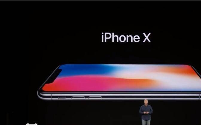 Apple презентовала iPhone 8, iPhone 8 Plus и iPhone X 11 Презентация iPhone X с изображением смартфона крупным планом