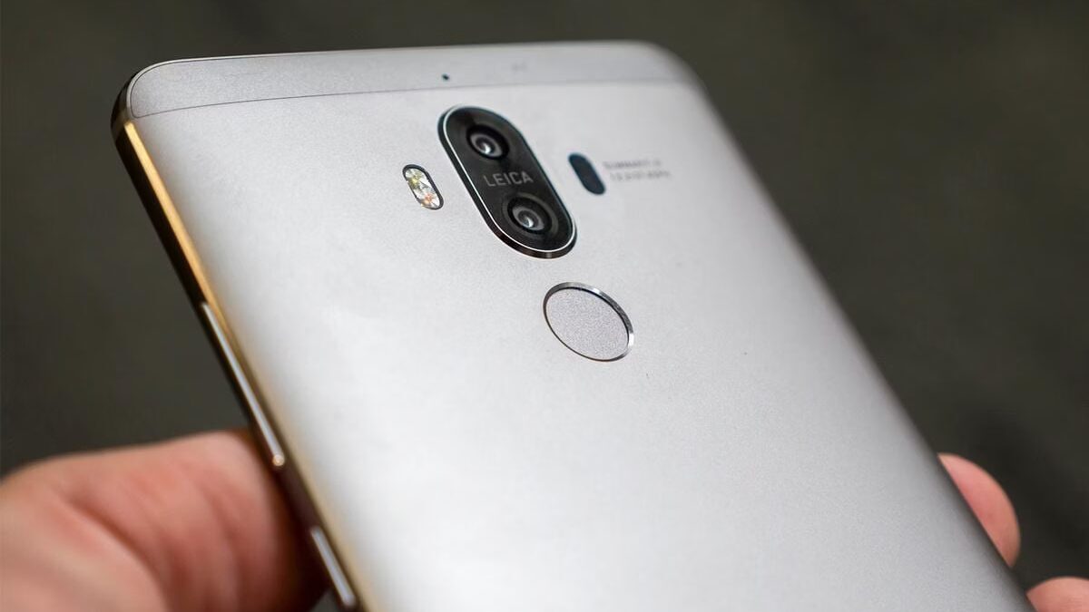 Задняя часть Huawei Mate 10 с двойной камерой и сканером отпечатков пальцев