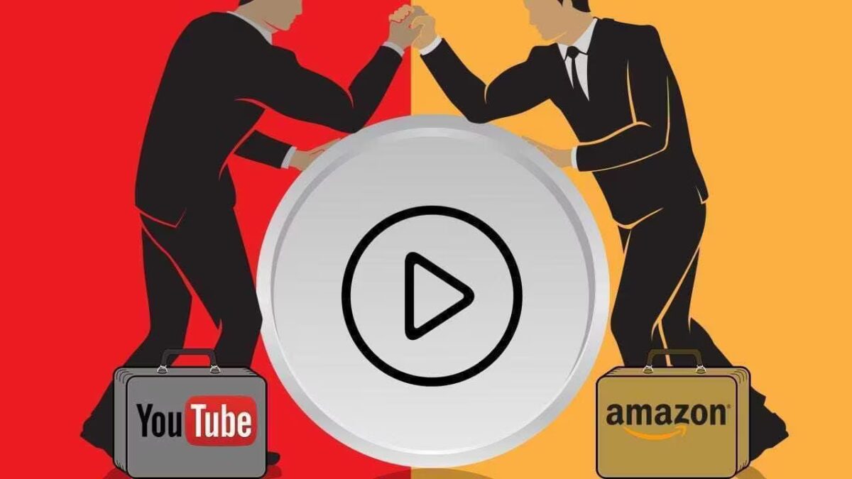 Два человека рукопожимают перед логотипами YouTube и Amazon