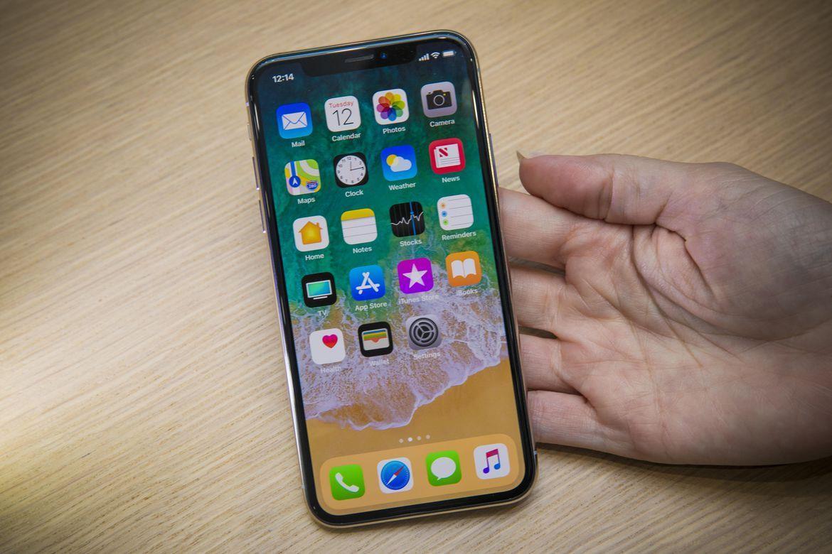 iPhone X в руке