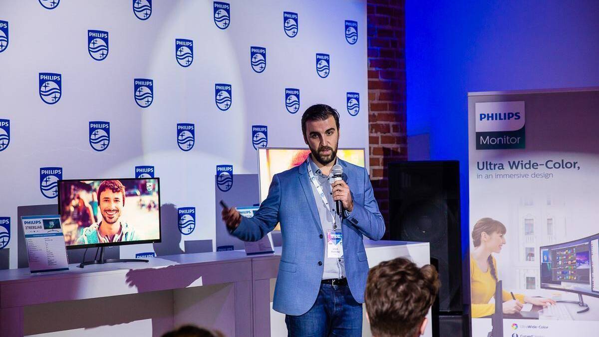 Philips рассказал про тренды в производстве мониторов 6 Представление монитора Philips с ярким экраном на стенде