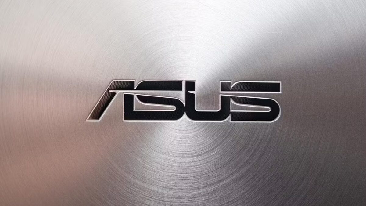 Знак ASUS на металлической поверхности с круговым рисунком