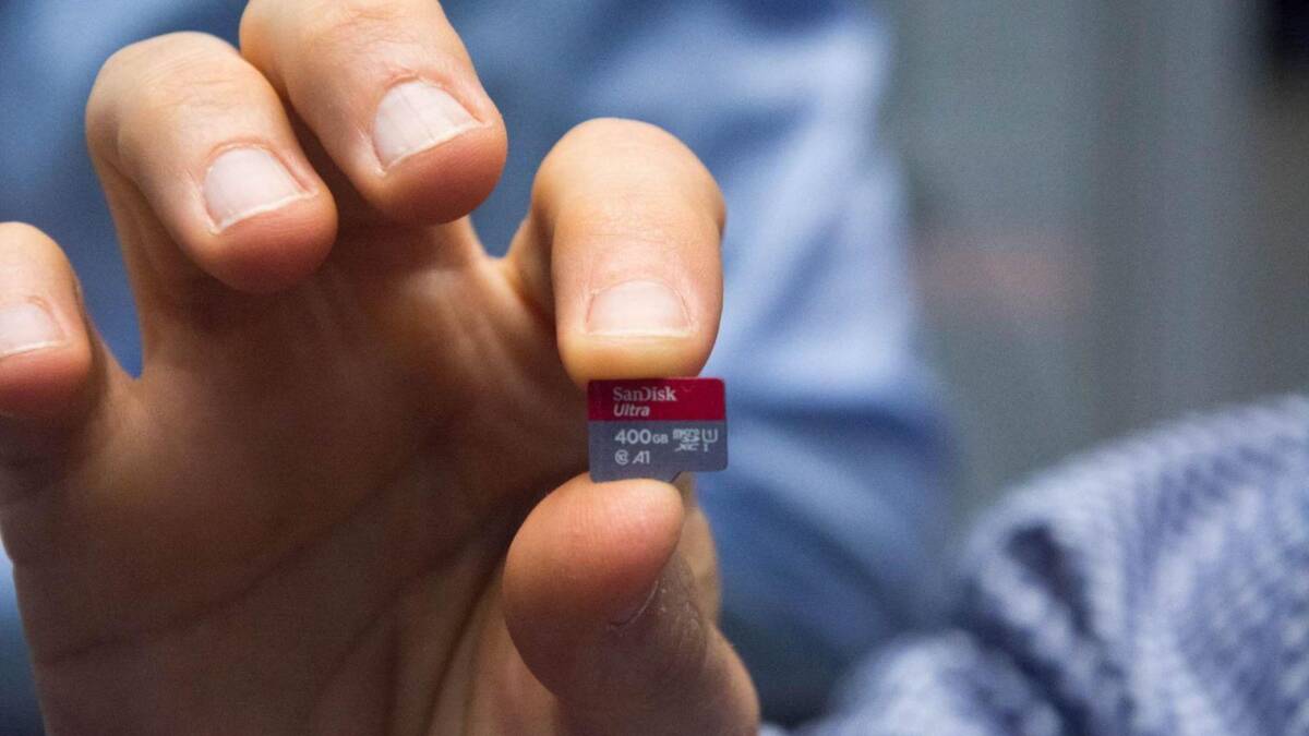 Недоиспользуемая карта памяти SanDisk Ultra на руке